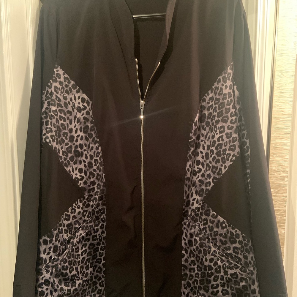Chico’s women’s Size 4 zip up jacket lightweight